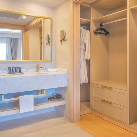 Miramare Queen 5* Side